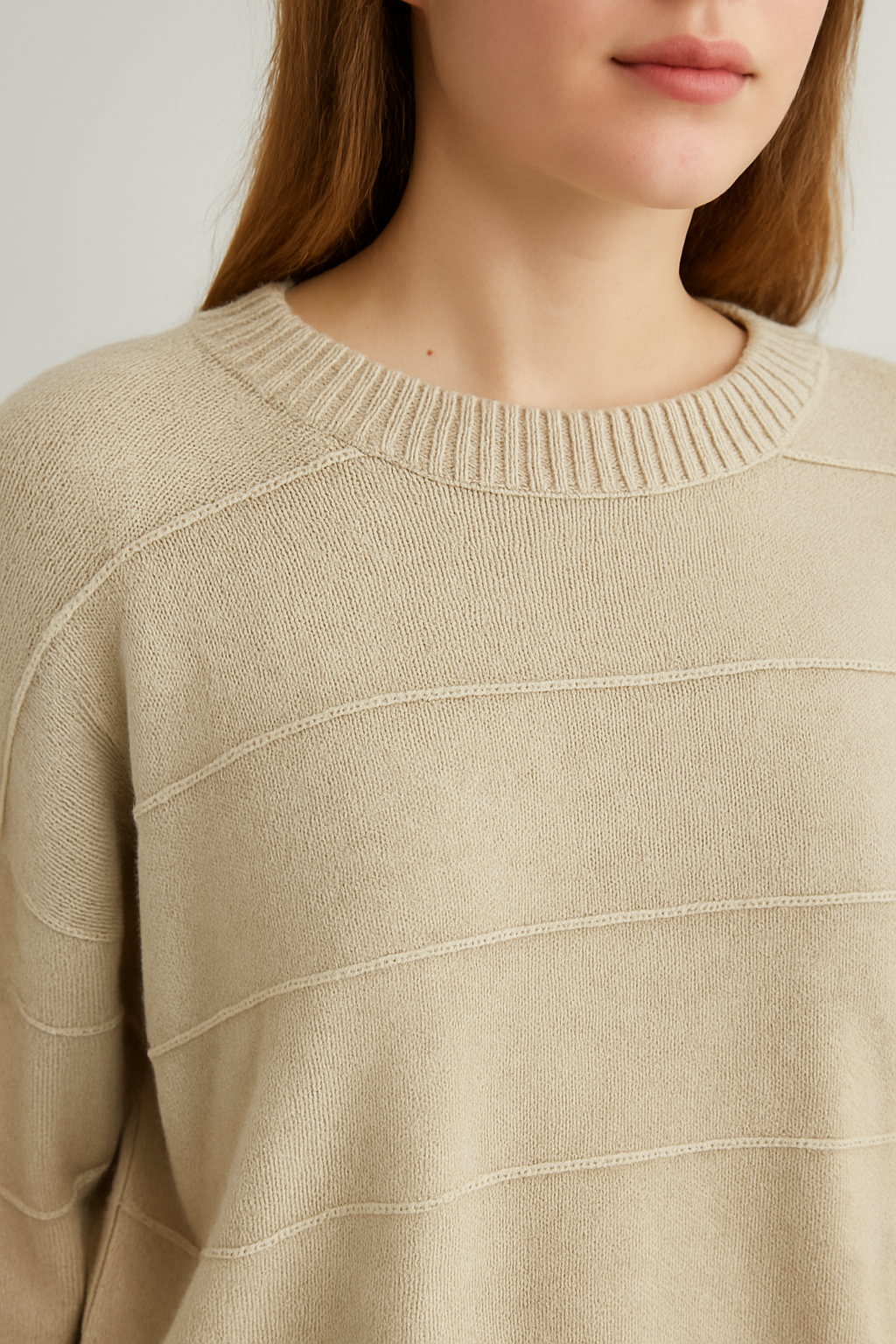 Suéter Feminino Bege com Textura – Elegância e Conforto em uma Peça Versátil - Imagem 2