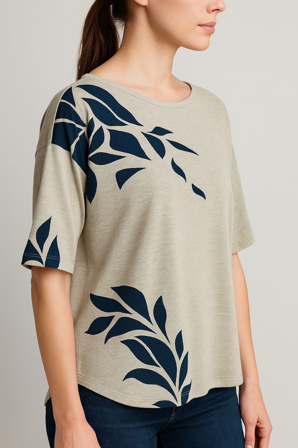 Camiseta Feminina Bege com Estampa Folhagem Azul – Estilo e Leveza para o Dia a Dia - Imagem 2
