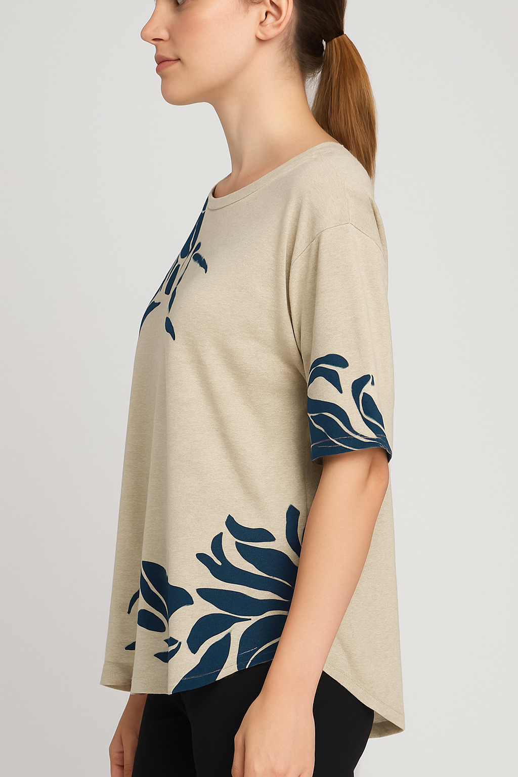 Camiseta Feminina Bege com Estampa Folhagem Azul – Estilo e Leveza para o Dia a Dia - Imagem 3