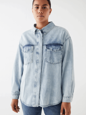 Camisa Jeans Feminina em Lavagem Clara – Estilo e Versatilidade no Seu Look!