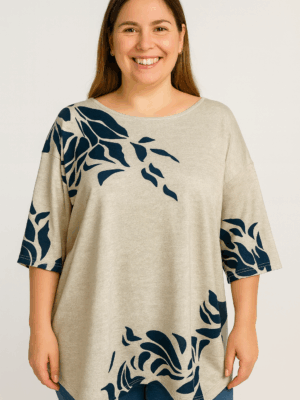 Camiseta Feminina Bege com Estampa Folhagem Azul – Estilo e Leveza para o Dia a Dia