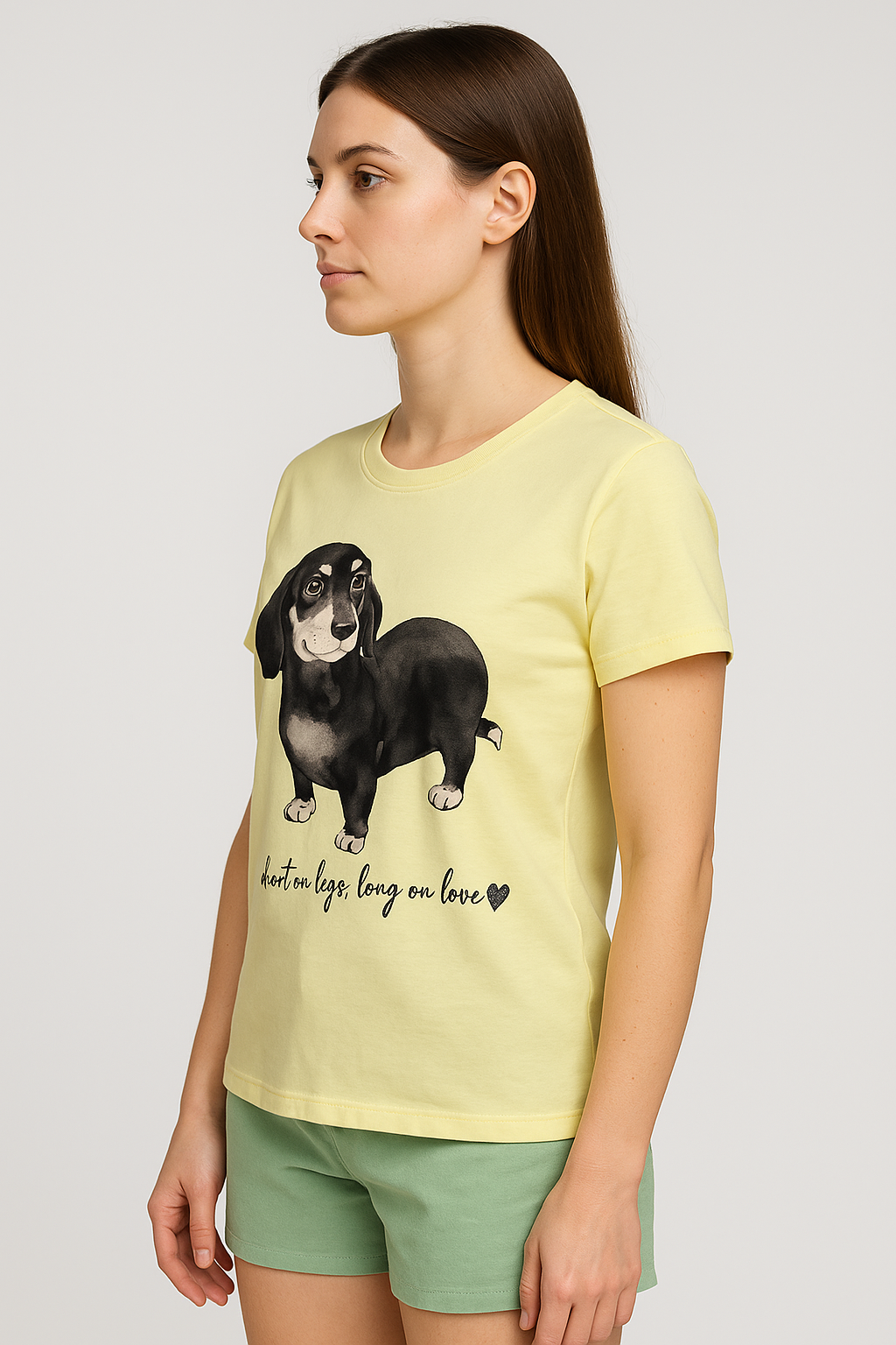 Camiseta Feminina Amarela com Estampa de Cachorro Dachshund – Conforto e Estilo com Muito Amor! - Imagem 2